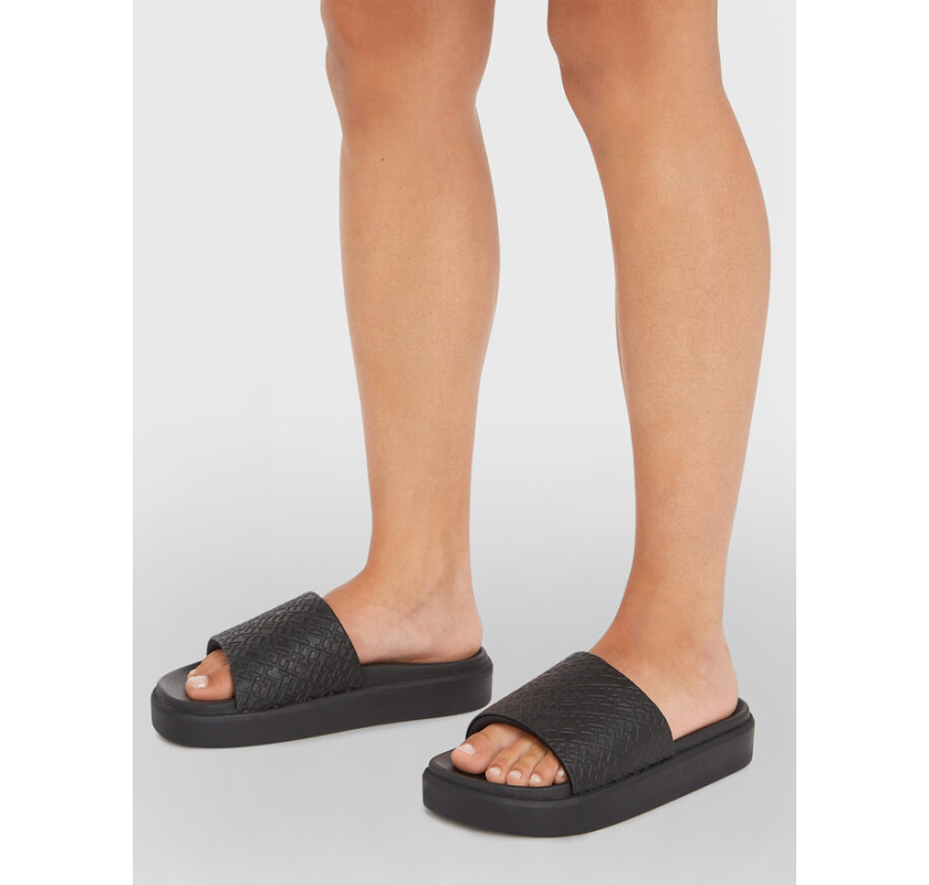 Tommy Hilfiger platforms iešļūcenes- melnā krāsā
