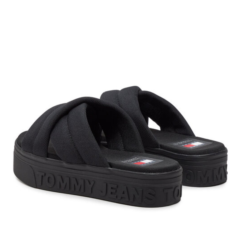 TOMMY JEANS platforms iešļūcenes- melnā krāsā