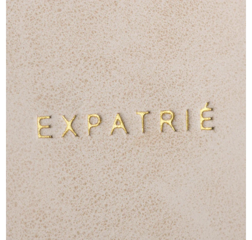 Expatrié Louise pleca soma- bēšā krāsā