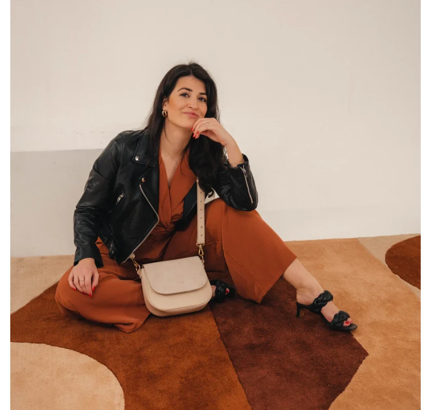 Expatrié Louise pleca soma- bēšā krāsā