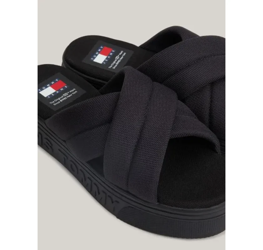 TOMMY JEANS platforms iešļūcenes- melnā krāsā